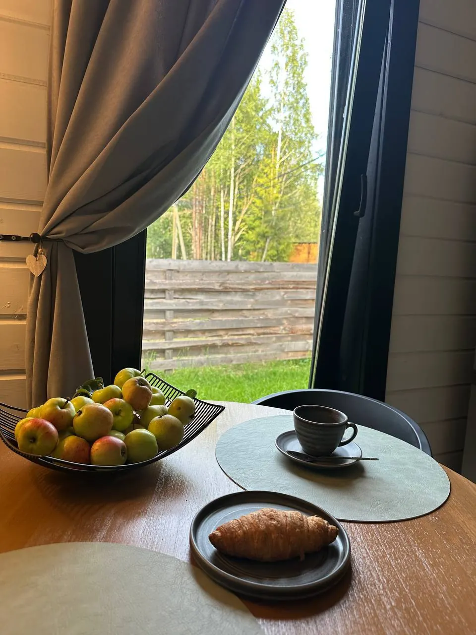 Завтрак у панорамного окна Mint House