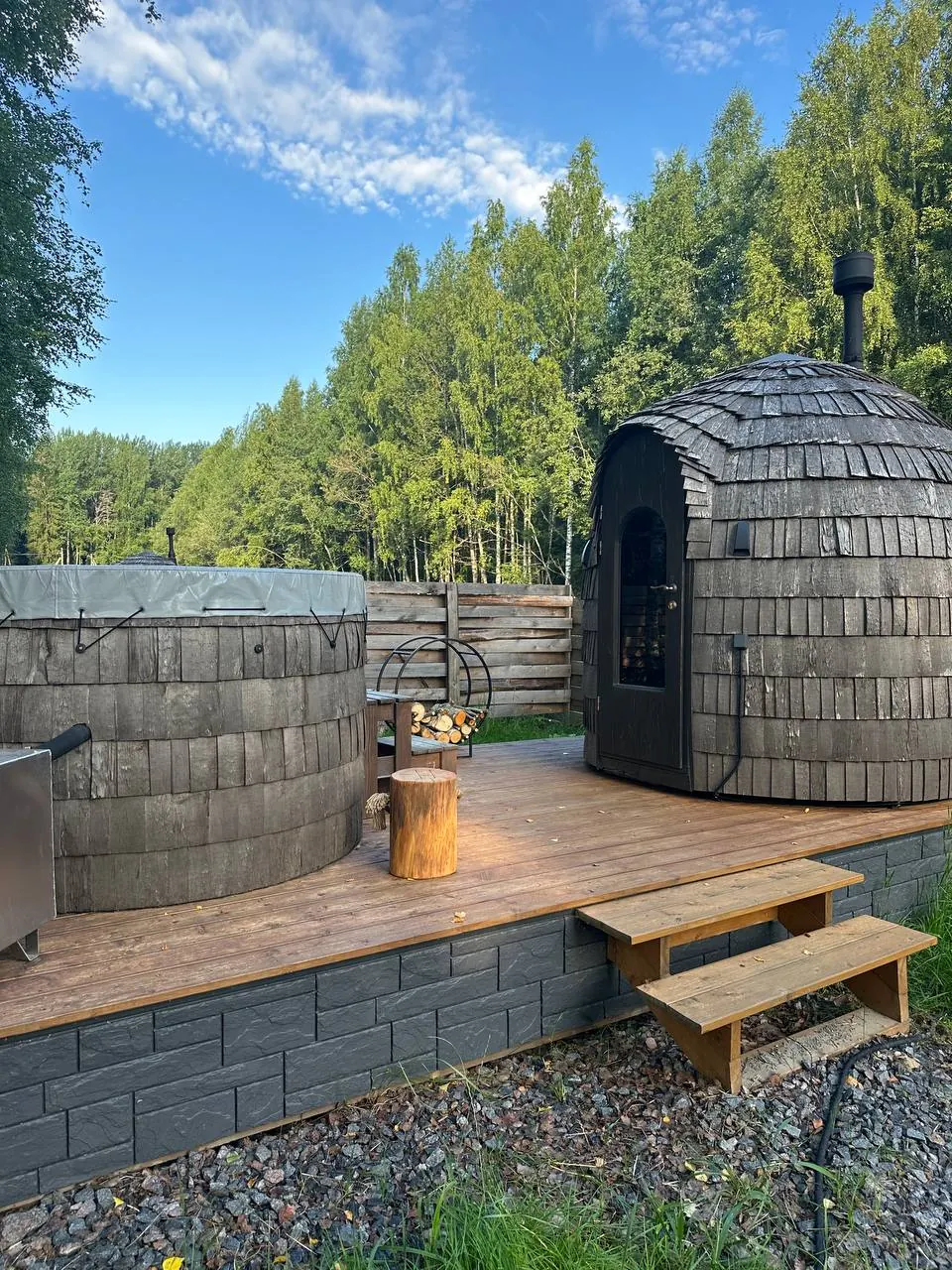 Баня и купель Mint House на общей деревянной площадке